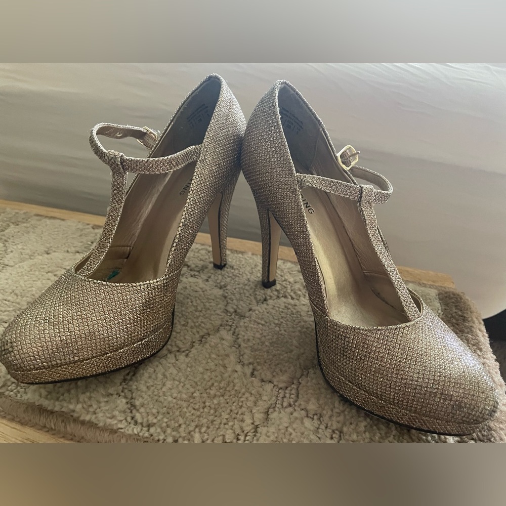 Gold glitter closed toe heels